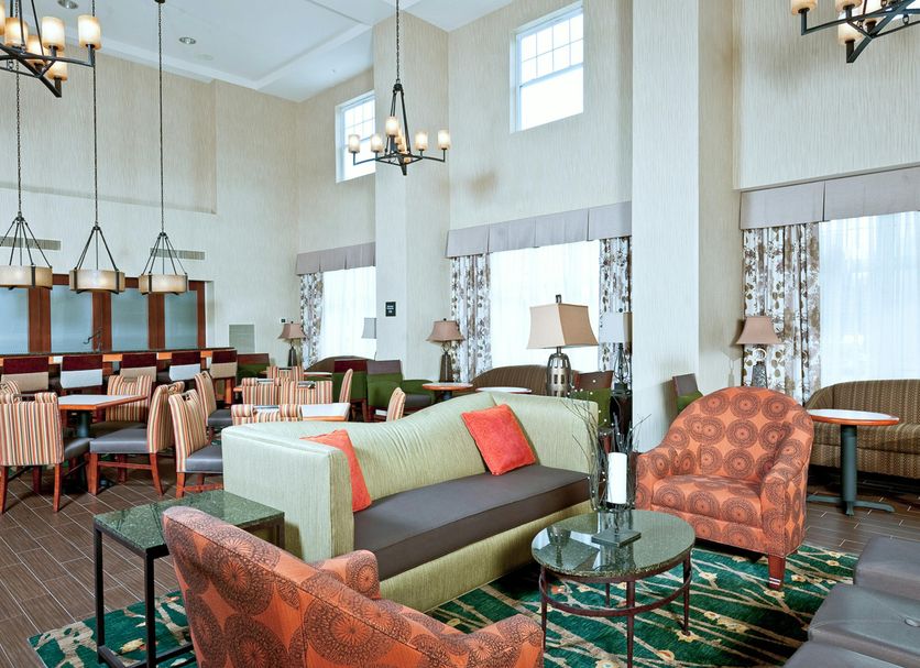 Hampton Inn & Suites Rockland in Thomaston lobby lounge with seating area, chandeliers and high ceilings
