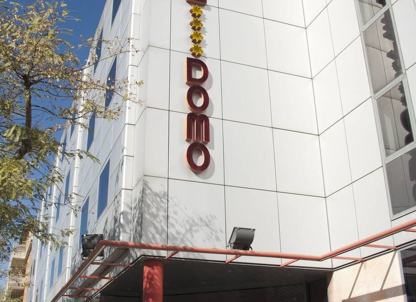 Hotel Domo in Vilafranca del Penedès exterior with sign on modern white facade