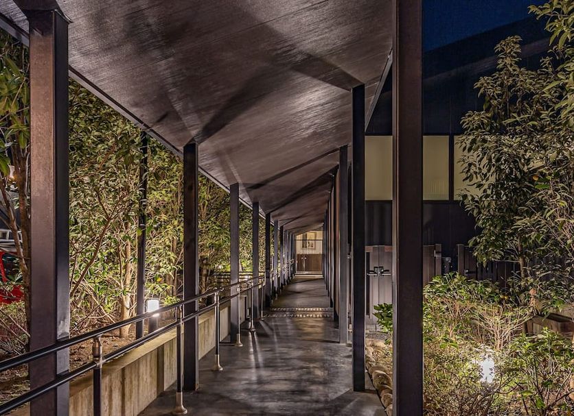 Sengokuhara Susukinohara Ichinoyu in Hakone, covered outdoor corridor lined with greenery