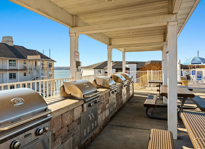 WorldMark Lake of the Ozarks in Osage Beach: lakeside rooftop grilling area with benches and water view