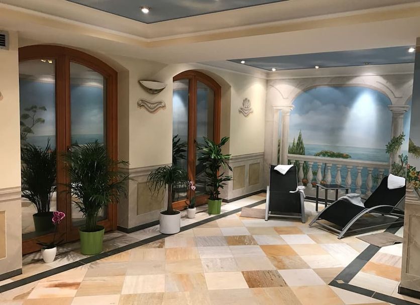 Hotel-Restaurant Kreuzberghof Tagungs- und Veranstaltungshotel in Östringen lounge with mural, lounge chairs and potted plants