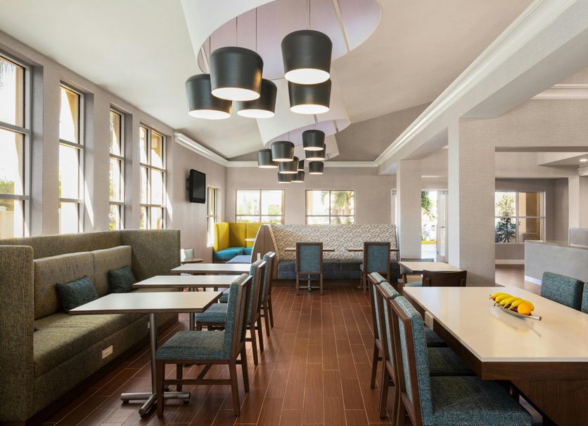 Hampton Inn & Suites Ft. Lauderdale Airport/South Cruise Port lobby dining area in Hollywood