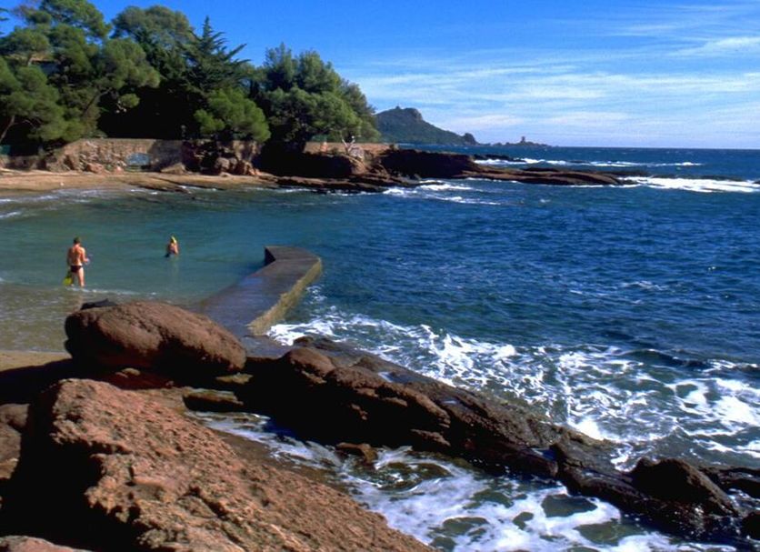 Chambre d'hôtes La Potinière in Saint-Raphaël with rocky shoreline, clear sea, and beach cove