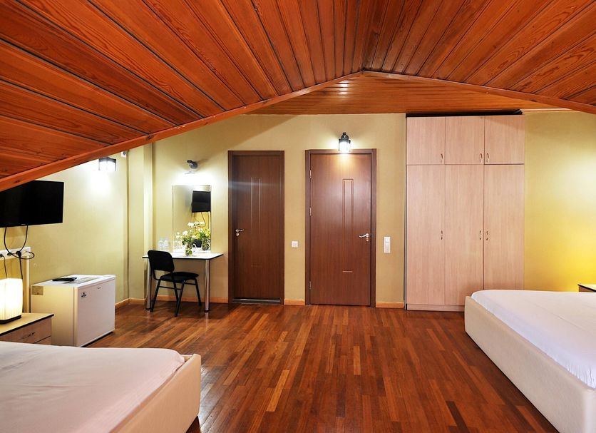 Hotel Frida, Tbilisi: loft-style hotel room with wood ceiling, twin beds, desk and wardrobe