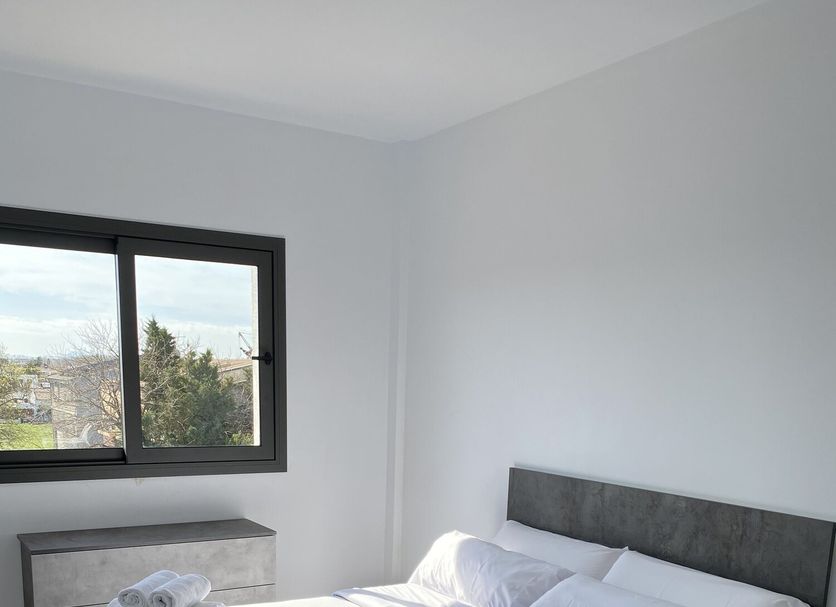 Giuliano Superior in Empuriabrava, 3-star bedroom with queen bed and window view