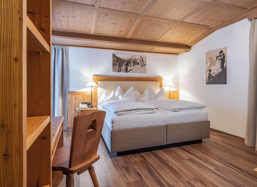 Hotel Englhof, Zell am Ziller: cozy guest room with double bed, wooden ceiling, desk and chair