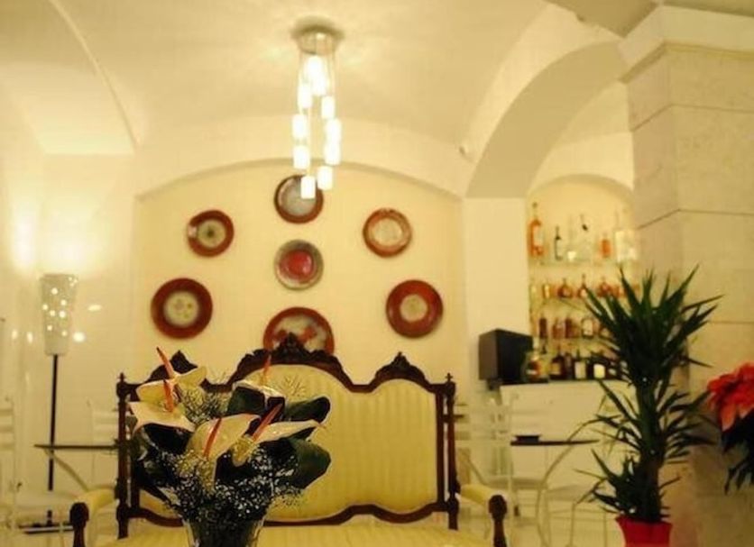 Albergo Le Dodici Lune in Montecorvino Rovella lobby with arched ceiling, vintage bench and glass coffee table