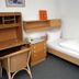 Salzufler Hof, Bad Salzuflen: single room with bed, desk, chair and wall shelf