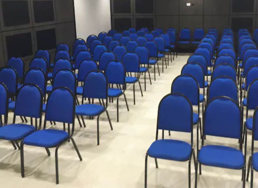 King Konfort Hotel Maringá conference room with rows of blue chairs
