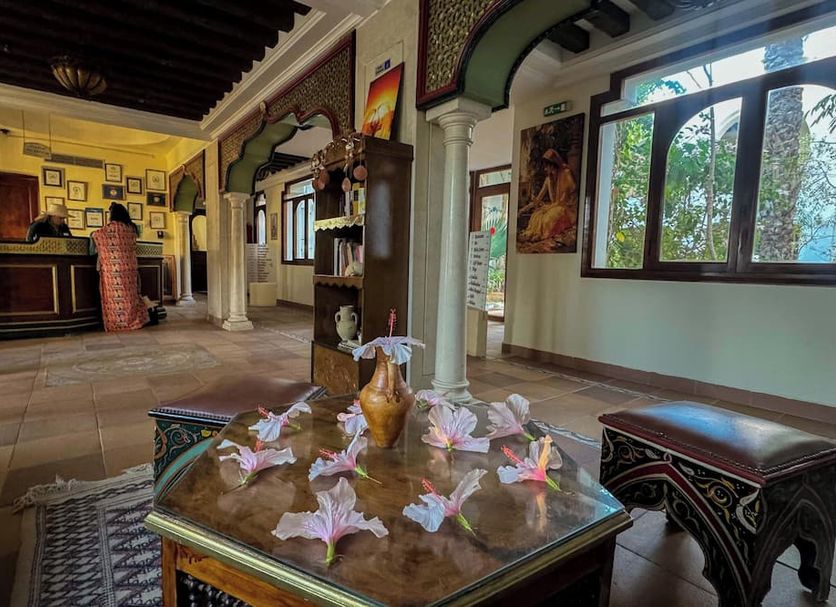 Hotel de charme et SPA Dar El Bhar in Midoun lobby with tiled floor, decorative table and arched windows