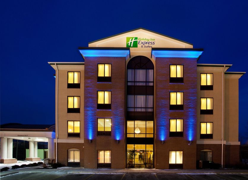 Holiday Inn Express & Suites Cleveland-Richfield in Richfield, illuminated exterior at night