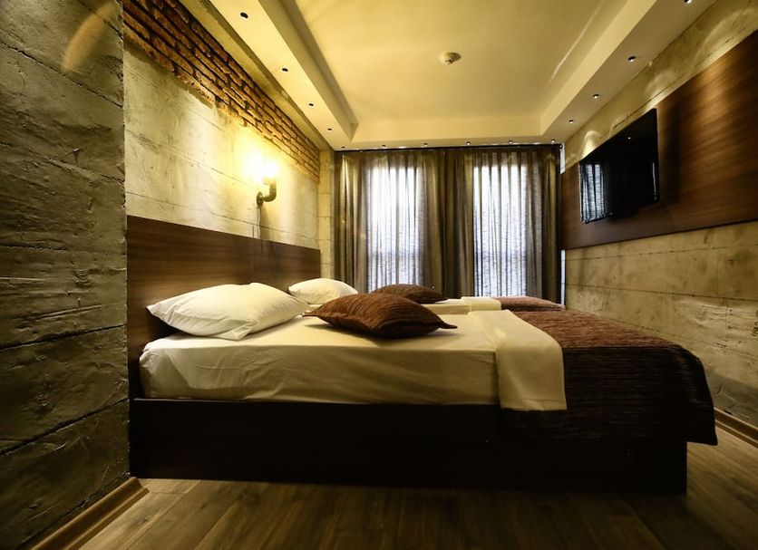 Elibol Hotel Old City, Istanbul: modern hotel room with double bed, wall-mounted TV and sheer curtains