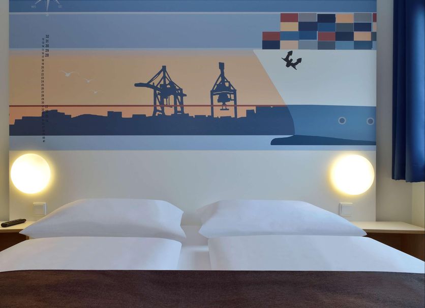 B&B Hotel Hamburg-Altona room with twin beds and harbor mural in Hamburg