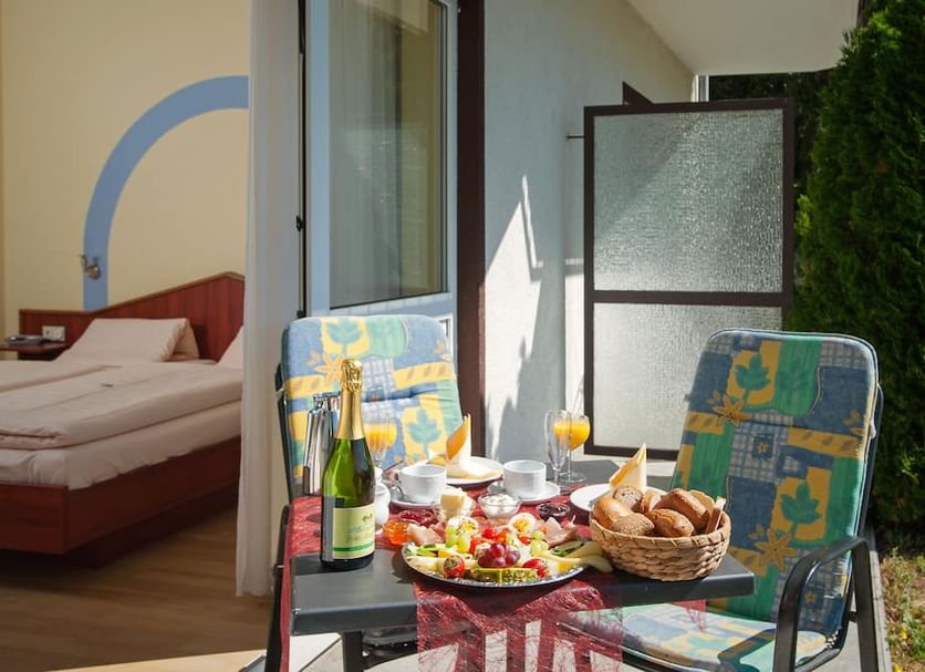 Land-Gut-Hotel Burgblick in Bad Münster am Stein-Ebernburg: terrace breakfast table beside a guest room