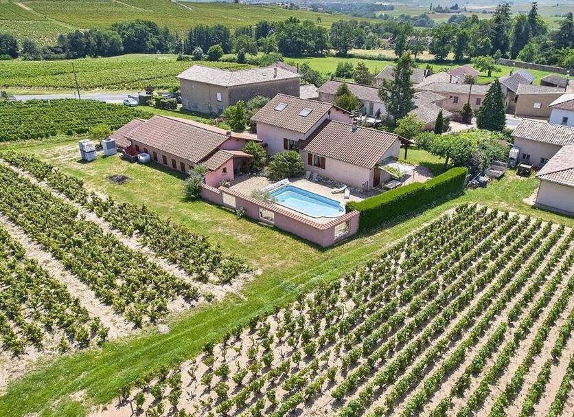 Domaine Gilles Copéret- Artisan-Vigneron- chambres d'hôtes Les Glycines in Quincié-en-Beaujolais with pool and vineyard views