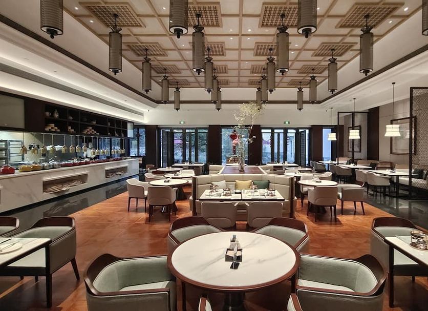 Dahongpao Resort in Nanping restaurant with modern seating and large windows