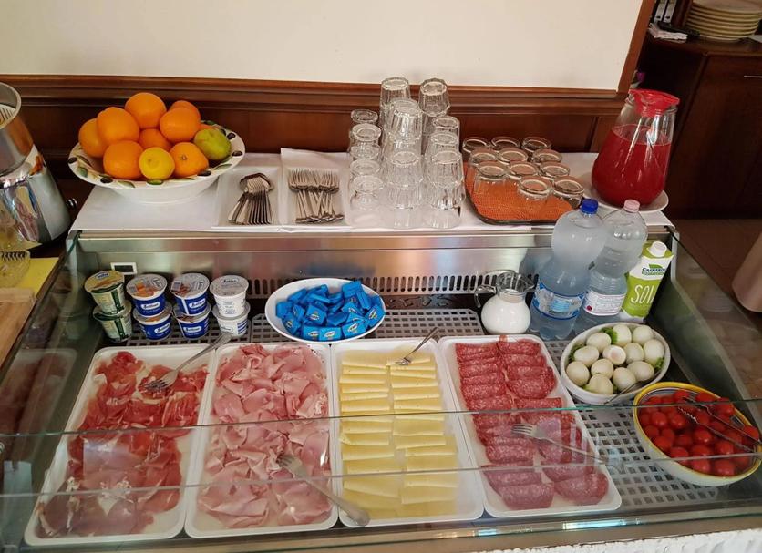 Buffet Photo