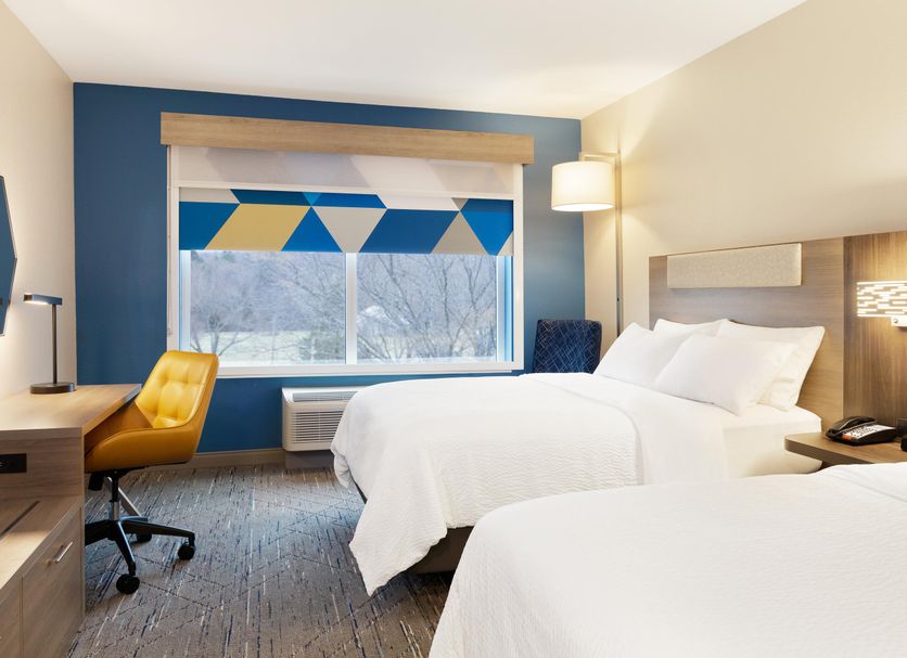 Holiday Inn Express & Suites Cincinnati Se Newport By IHG room in Bellevue with two beds and window view