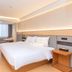 Ji Hotel Shenzhen Shennan Avenue Huaqiang guest room with king bed and large window in Shenzhen