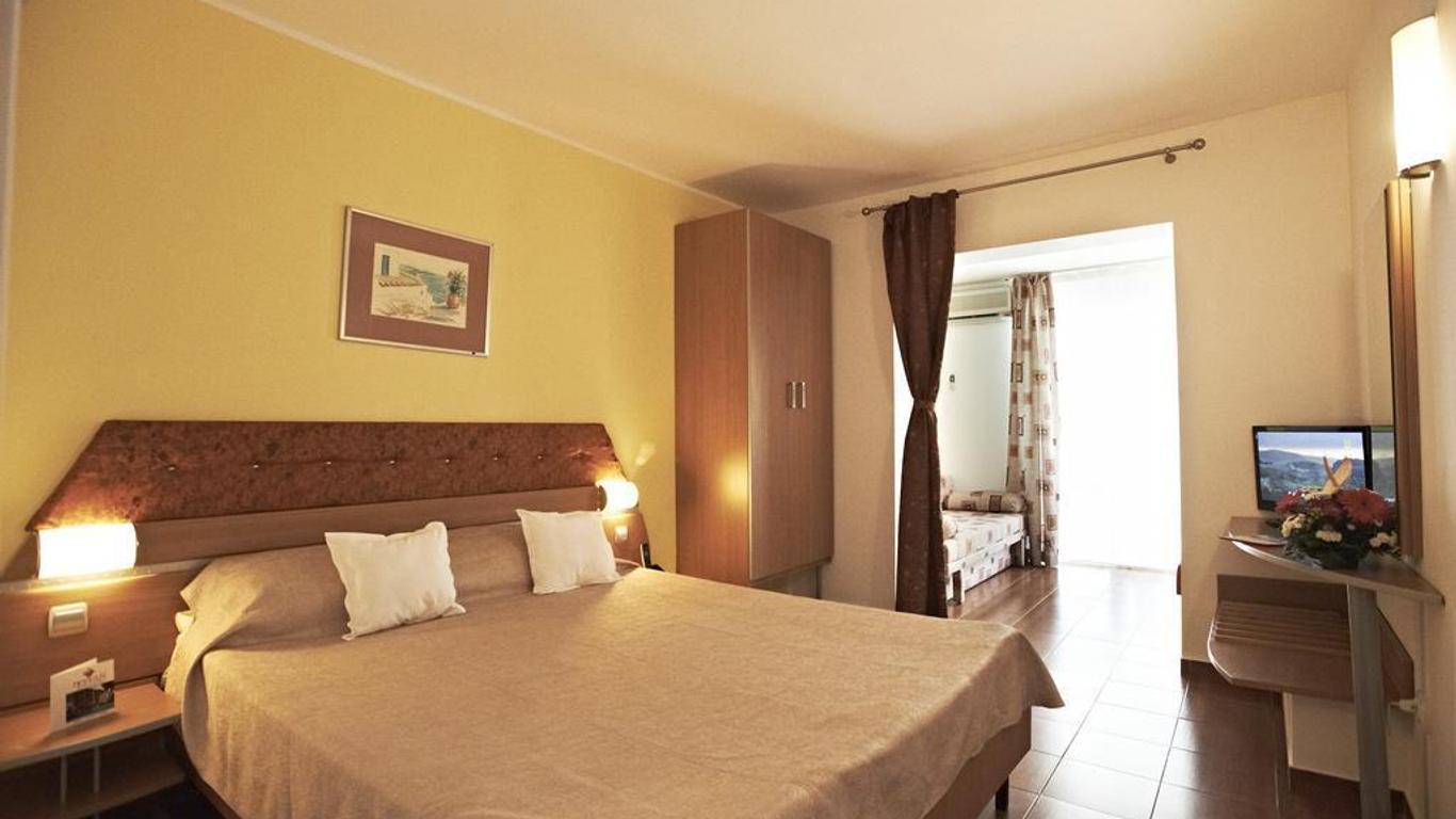Complex Modern Mamaia