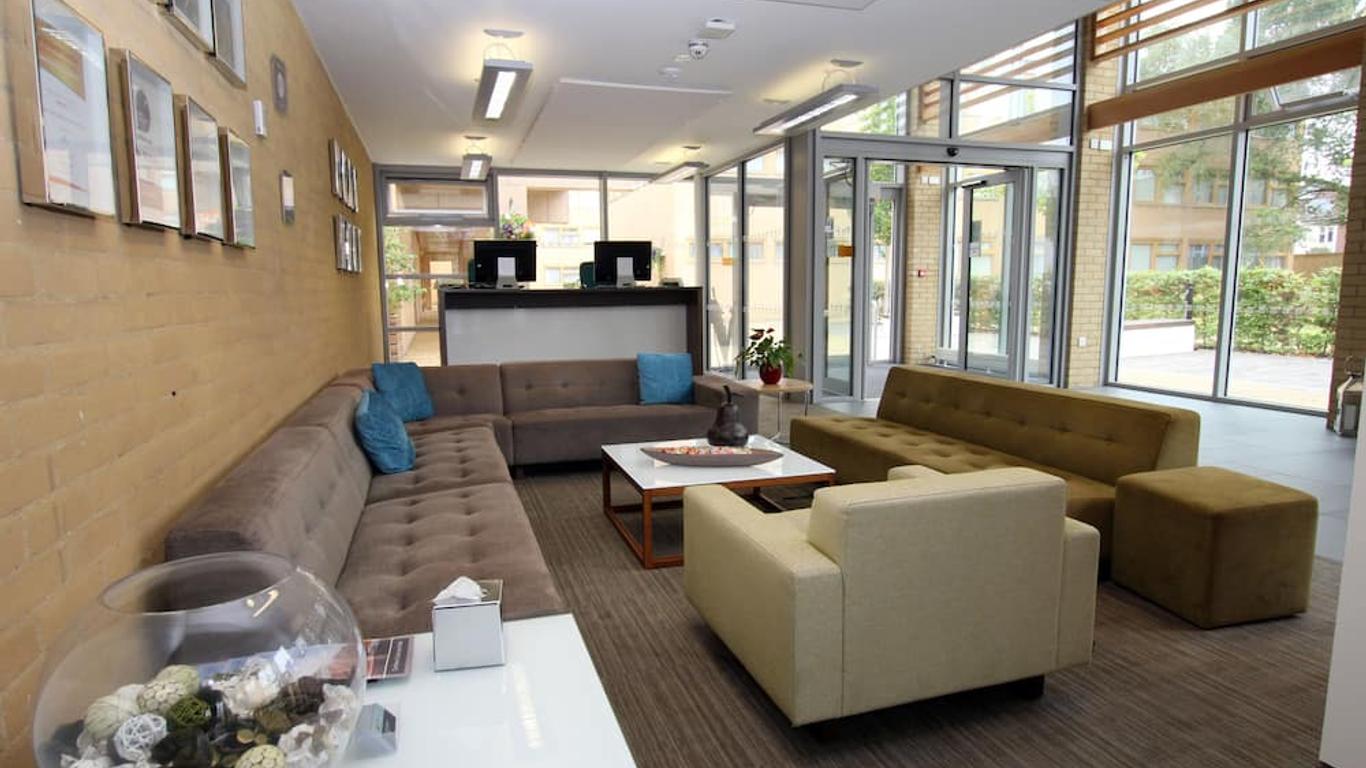 College Court Hotel