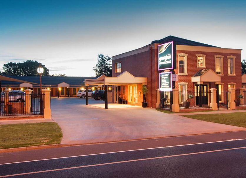 The Georgian Motor Lodge in Echuca exterior with driveway and entrance at dusk