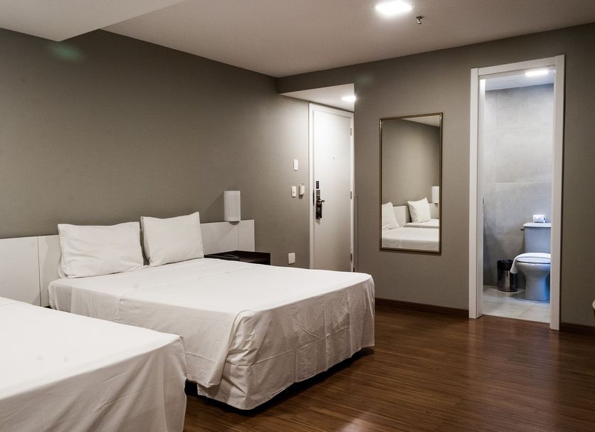 Master Express Cidade Baixa in Porto Alegre guest room with two beds and private bathroom doorway