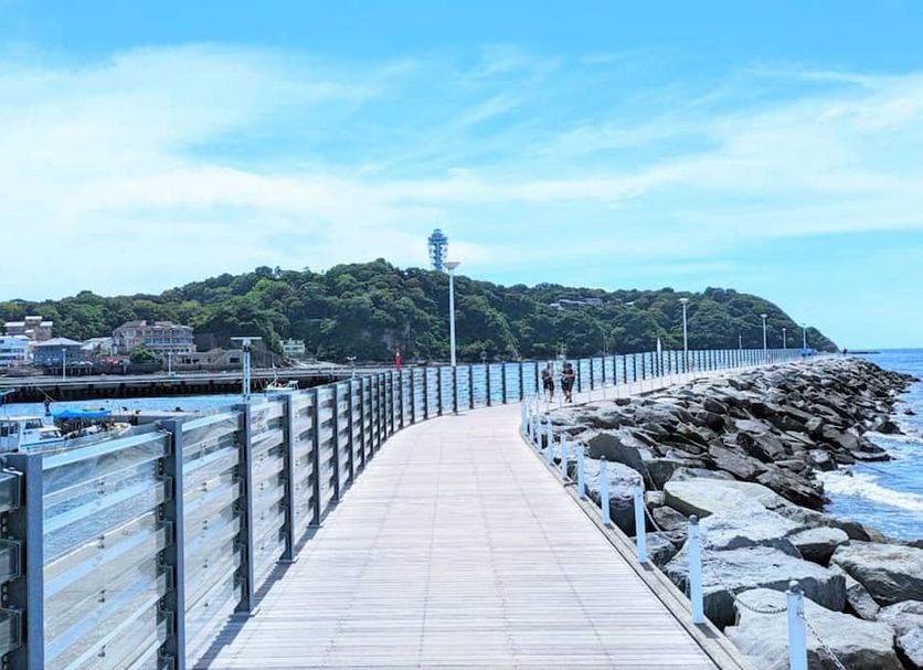 Toyoko Inn Shonan Kamakura Fujisawa-eki Kita-guchi near Fujisawa with a seaside walkway and rocky breakwater