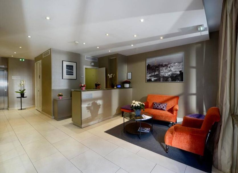 Hôtel Le Relais Saint Charles lobby in Paris with reception desk and orange lounge chairs