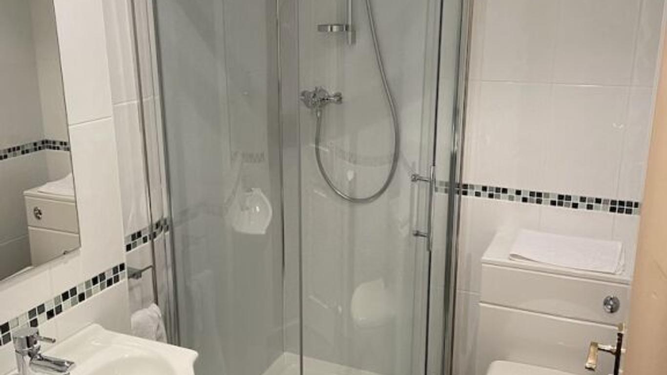 Ivy Cottage-Serviced accommodation