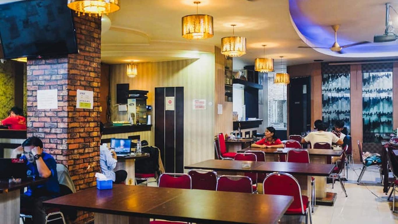 RedDoorz Plus near Mall Panakukang 2