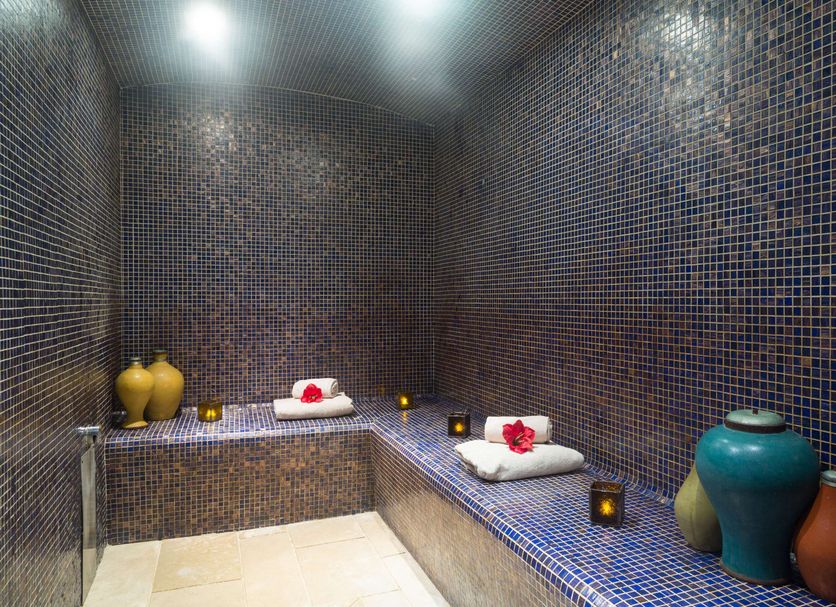 Hôtel & Spa du Domaine des Thômeaux, Mosnes spa room with mosaic walls, loungers and decorative vases