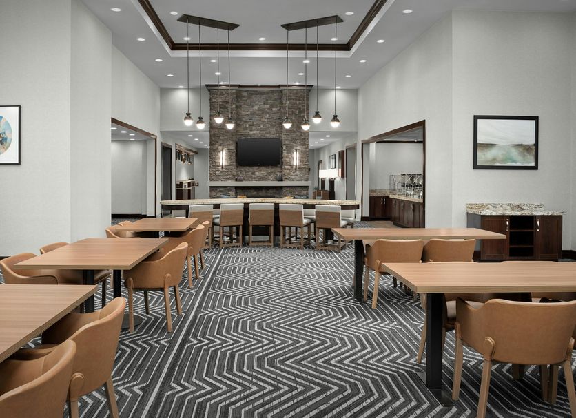 Homewood Suites by Hilton Lynnwood Seattle Everett breakfast area with tables and bar seating