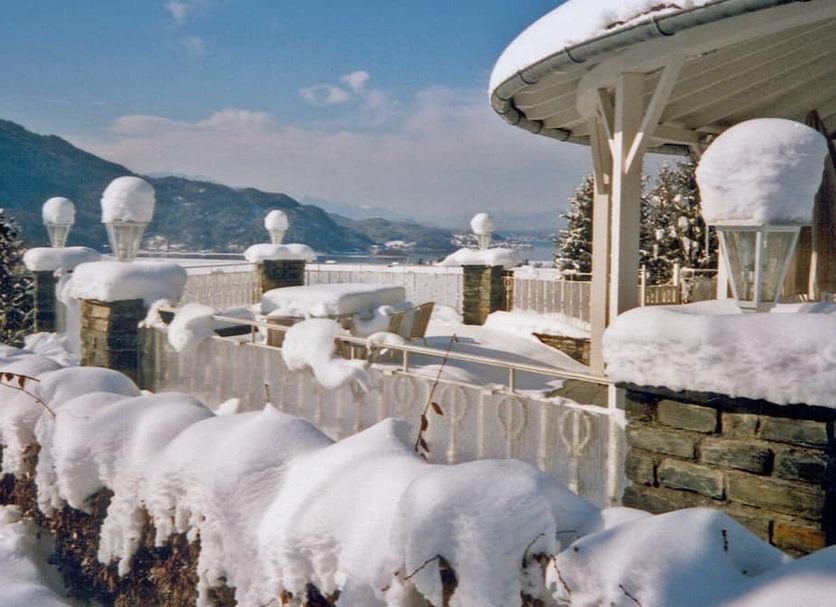 Das Landhaus Hauptmann in Portschach am Wörthersee, snow-covered terrace with mountain and lake view