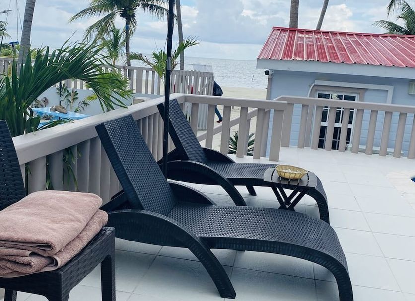 La Isla Resort, Caye Caulker: seaside terrace with lounge chairs and ocean view