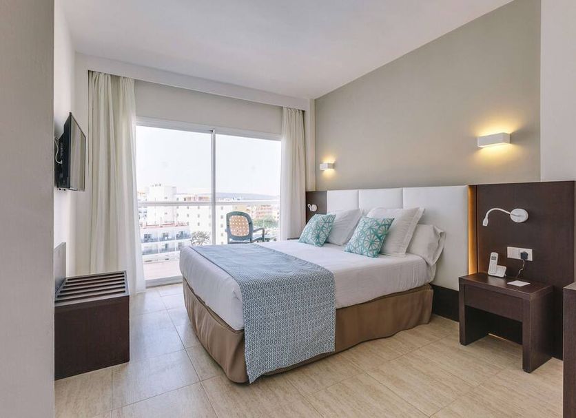Hotel ILUNION Palmanova Mallorca guest room with balcony view in Calvià