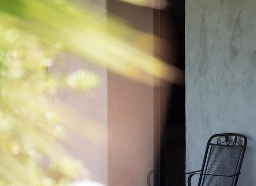 Domo Minnannu Miriu in Loiri Porto San Paolo with a chair beside a sunlit window
