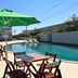 Comfort Hotel Serra da Canastra in São João Batista do Glória, poolside patio with green umbrellas