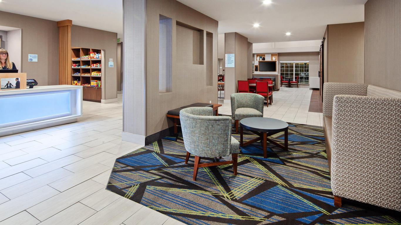 Holiday Inn Express & Suites - Tulare, An IHG Hotel
