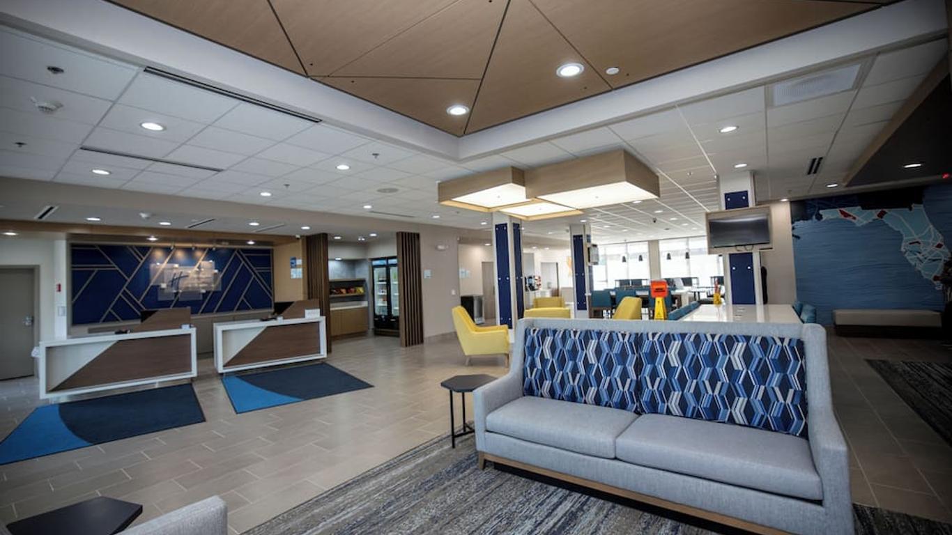 Holiday Inn Express & Suites Tampa Stadium - Airport Area