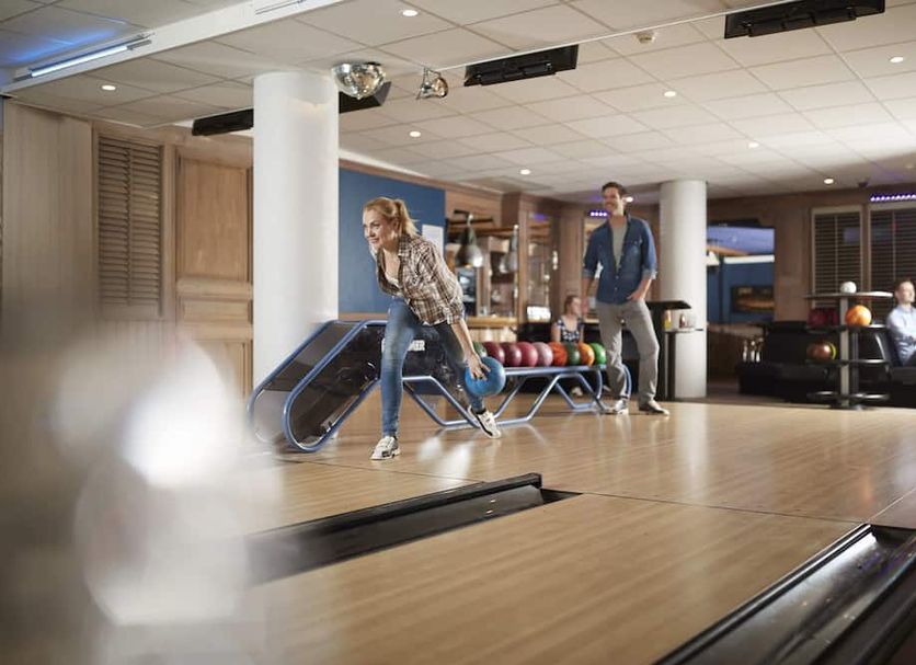 Westcord Hotel Schylge in West-Terschelling: guests playing bowling in the hotel lanes