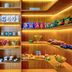 Comfort Hotel Serra da Canastra snack display with shelves of packaged treats and drinks in São João Batista do Glória