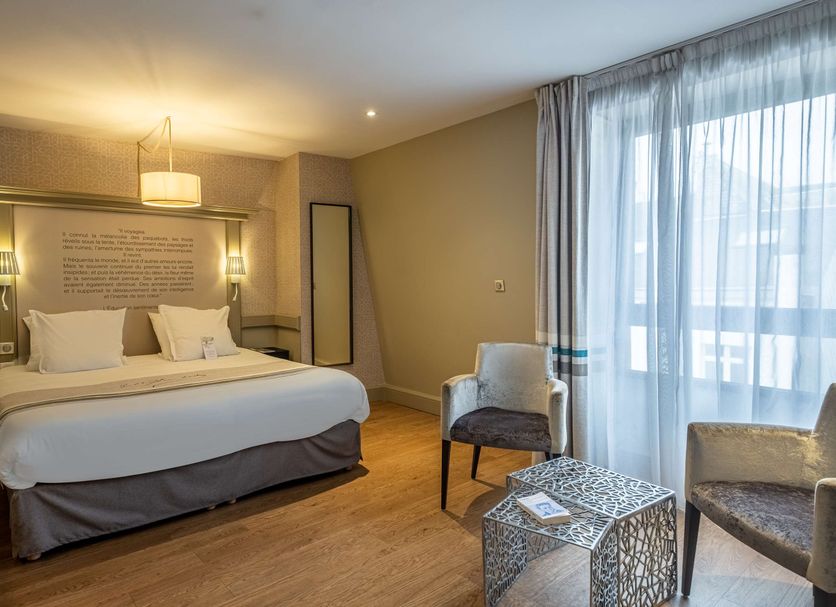 Hotel Litteraire Gustave Flaubert, Rouen: a guest room with king bed, seating area and sheer curtains
