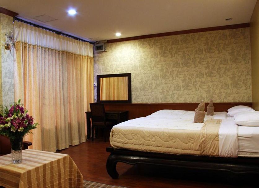 S.K. House 1 Chiang Mai guest room with double bed, curtains, desk and mirror