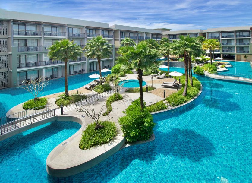 Le Méridien Khao Lak Resort & Spa in Khao Lak: lagoon-style pool with palm trees and sun loungers