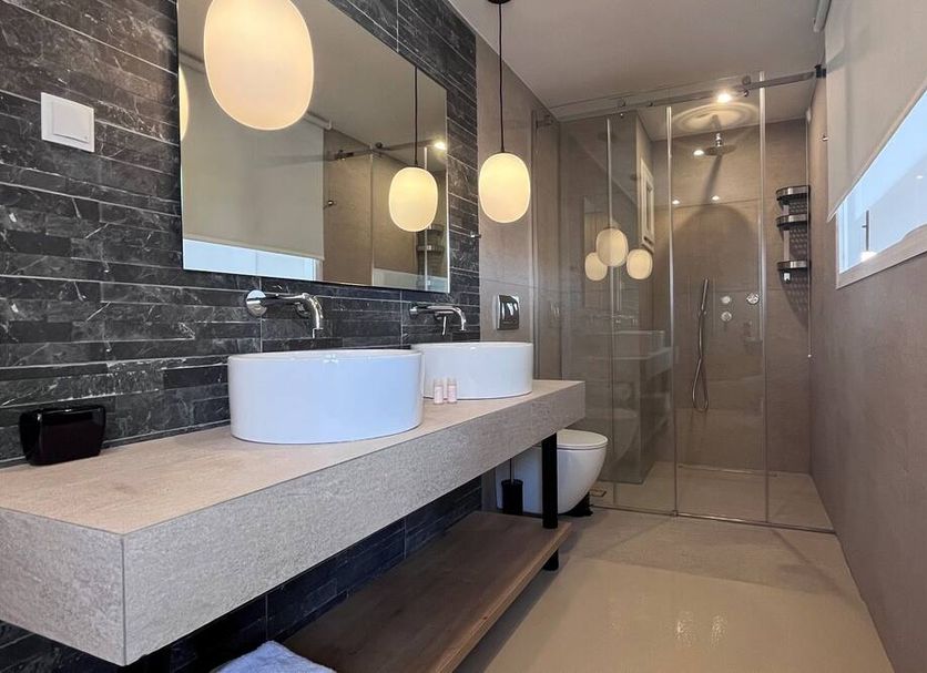 Hotel Roumani, Spétses: modern bathroom with double sink vanity and glass-enclosed shower