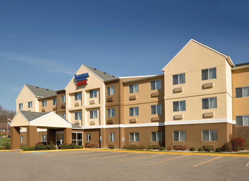 Fairfield Inn & Suites by Marriott South Bend Mishawaka exterior in Mishawaka with parking lot
