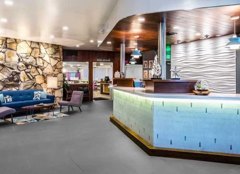Kings Inn San Diego lobby with reception desk, lounge seating and stone accent wall