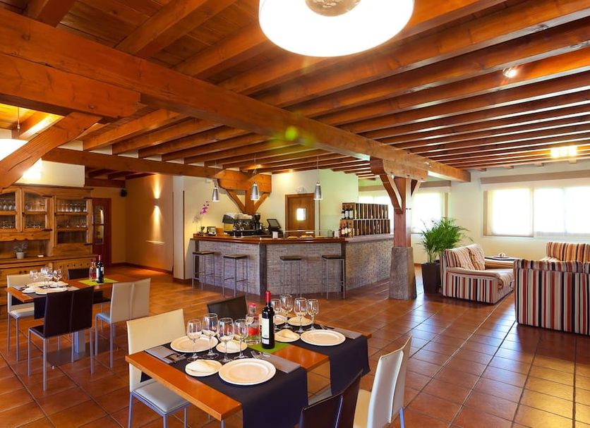 Hotel-Apartamento Rural Atxurra in Bermeo: rustic dining room with bar, wooden beams and tiled floor