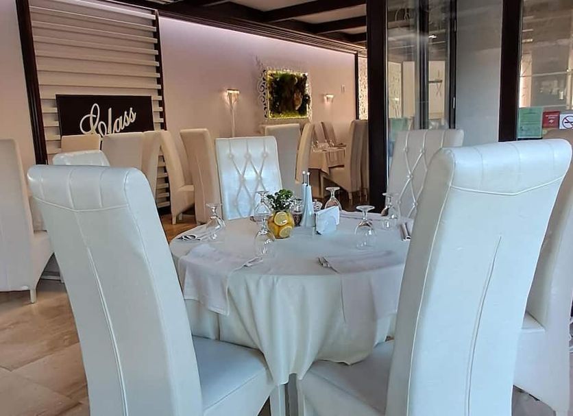 Hotel Vila Class Satu Mare restaurant dining room with round table and white chairs